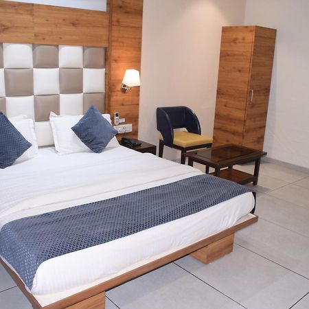 Hotel Viram Pardi Bagian luar foto