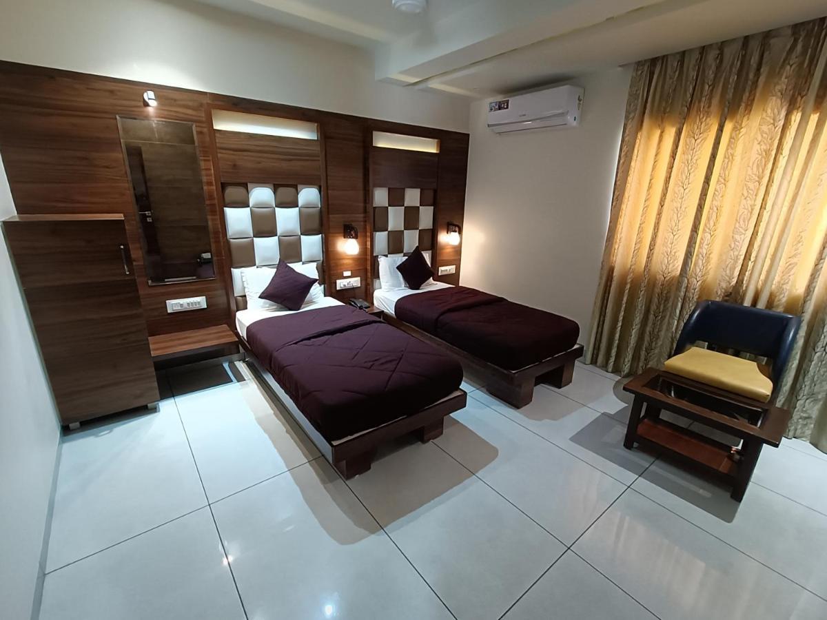 Hotel Viram Pardi Bagian luar foto